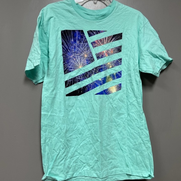 Men’s Popular Demand Teal American Flag Fireworks T-Shirt Medium - Picture 1 of 2